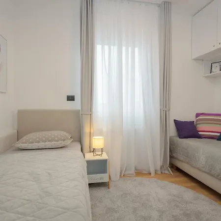 Cozy And Elegant Lägenhet